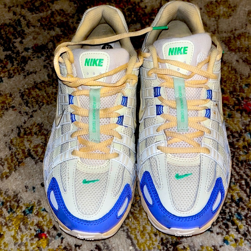 Women New nike size 9.5/ men 7.5